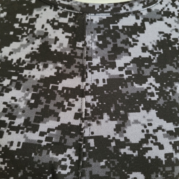 NWT Halston Studio Camo Top Size L - Picture 16 of 16
